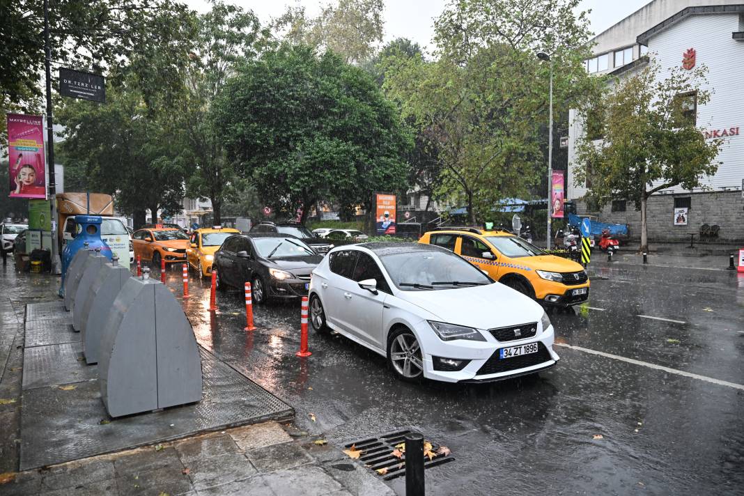 İstanbul’a sadece 5 dakika yetti! Meteoroloji uyarı üstüne uyarı yapmıştı 9